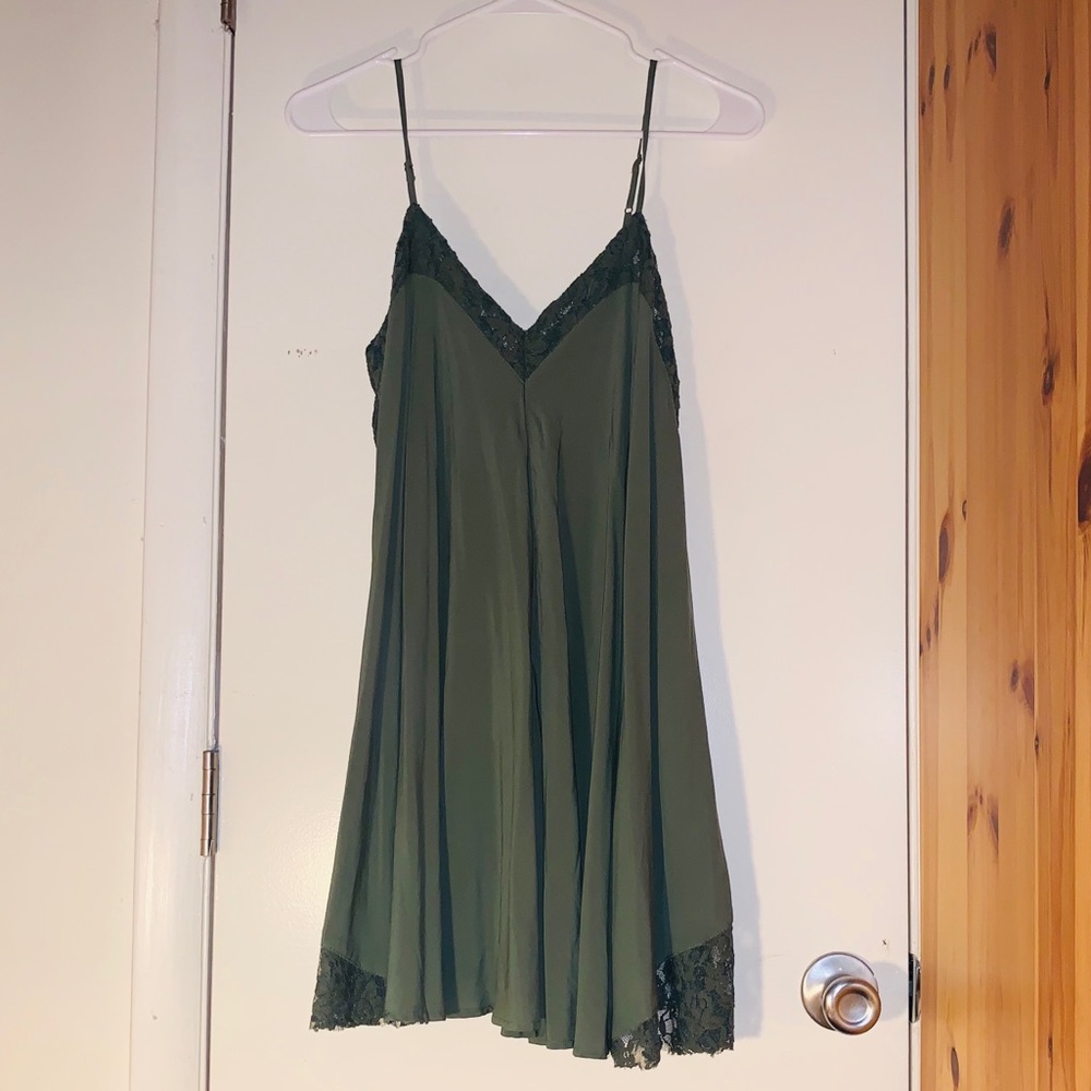 Gorgeous green dress 😻💚 with lace detail✨✨